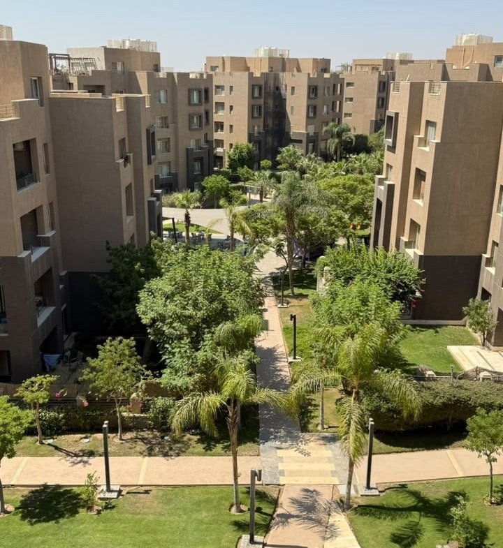 Landscaped residential view, The Village penthouse for sale | إطلالة على المساحات الخضراء، بنتهاوس للبيع في ذا فيلدج