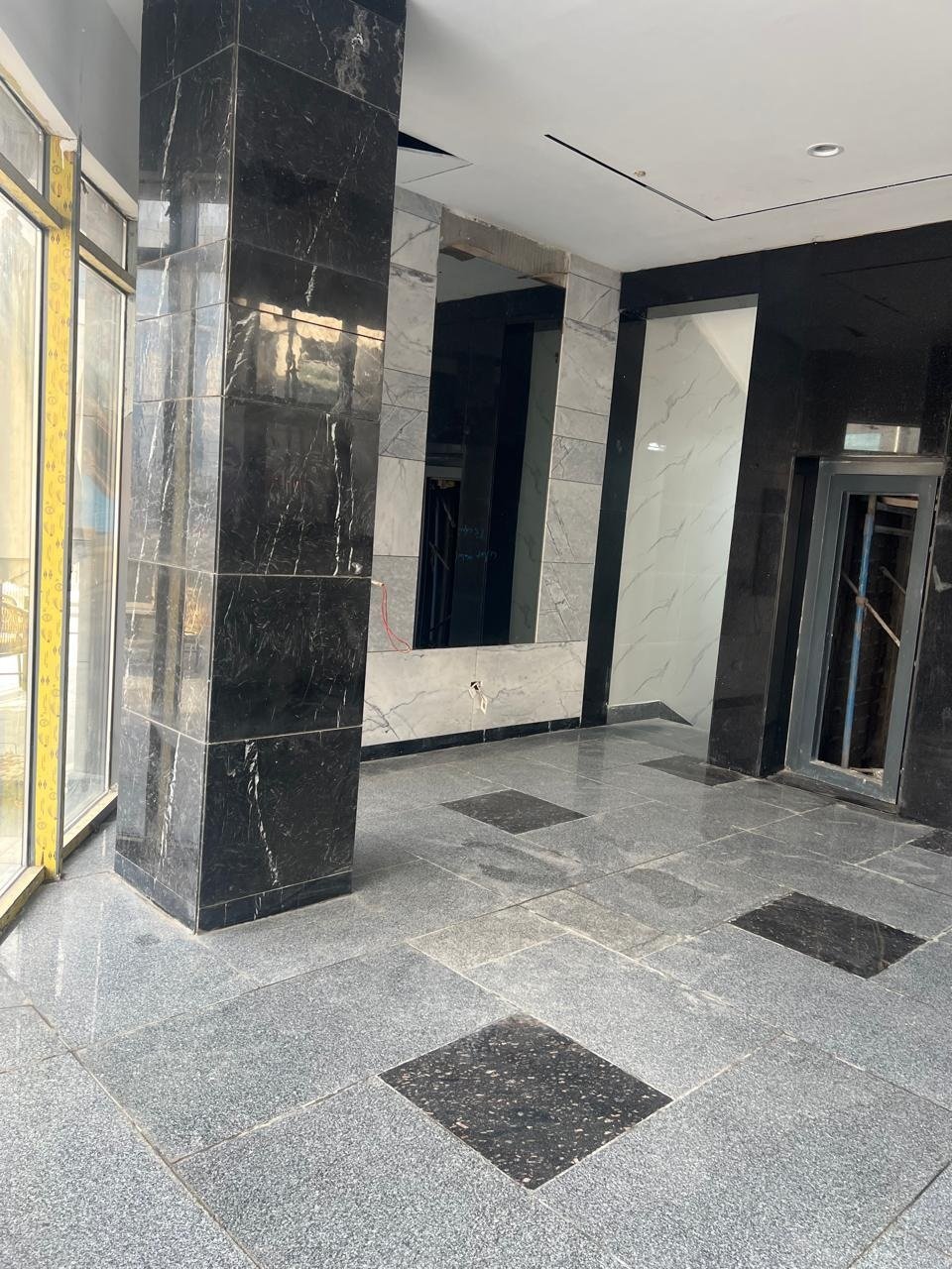 14-90-walk-shops-sale-231-03 Finished common entrance lobby, Fifth Settlement, New Cairo, shops for sale | بهو المدخل المشترك بالمول، التجمع الخامس، القاهرة الجديدة، محلات للبيع