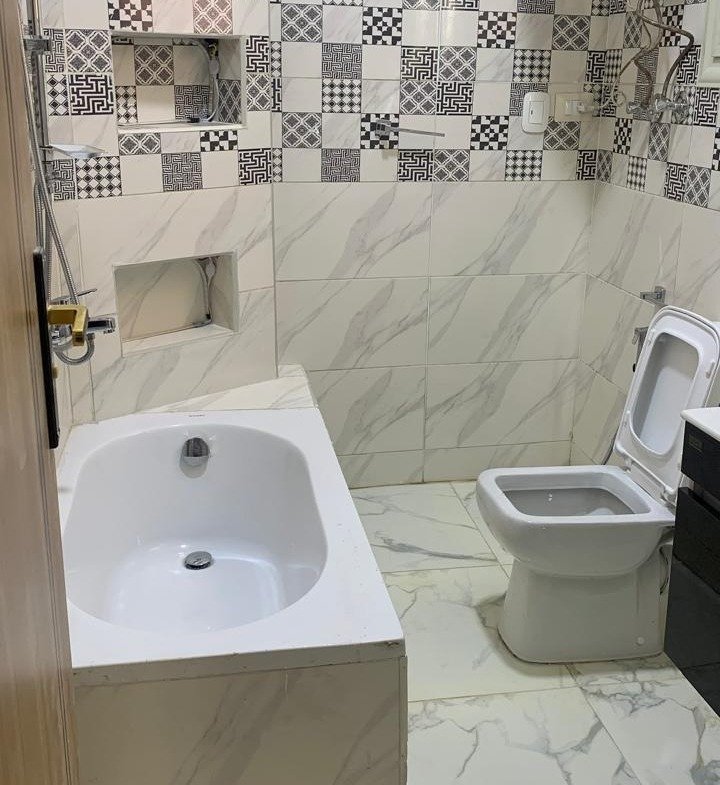 Bathroom with bathtub, furnished apartment for rent in El-Andalos, Fifth Settlement | حمام بانيو، شقة مفروشة للإيجار في الأندلس بالتجمع الخامس