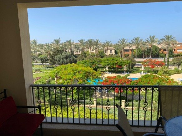 Pool and landscaped view from terrace, chalet for rent in Marassi Catania, North Coast | إطلالة على حمام السباحة والمساحات الخضراء من التراس، شاليه للإيجار في مراسي كاتانيا، الساحل الشمالي