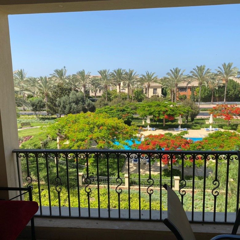 Pool and landscaped view from terrace, chalet for rent in Marassi Catania, North Coast | إطلالة على حمام السباحة والمساحات الخضراء من التراس، شاليه للإيجار في مراسي كاتانيا، الساحل الشمالي