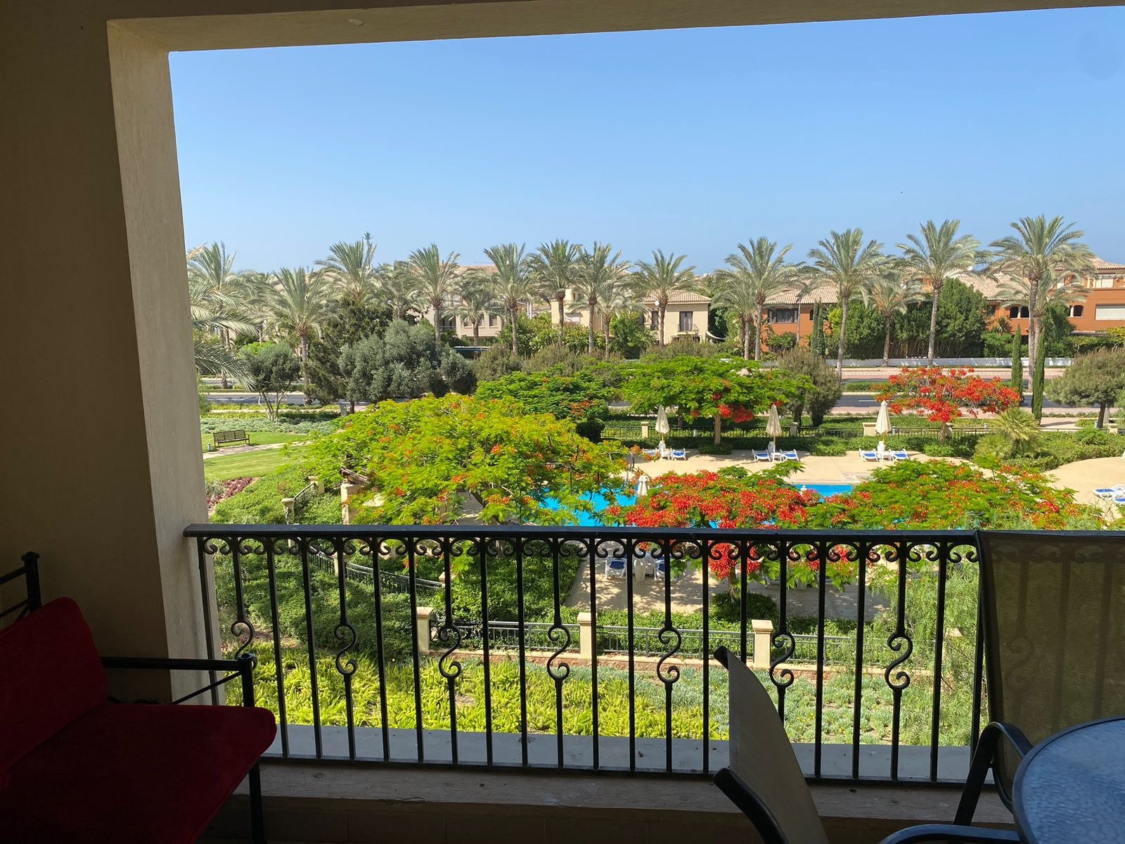 Pool and landscaped view from terrace, chalet for rent in Marassi Catania, North Coast | إطلالة على حمام السباحة والمساحات الخضراء من التراس، شاليه للإيجار في مراسي كاتانيا، الساحل الشمالي