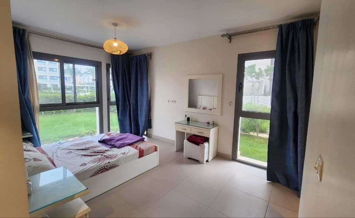 Bedroom overlooking the garden, Marassi Marina 2 North Coast chalet for rent | غرفة تطل على الحديقة، شاليه للإيجار في مراسي مارينا 2 الساحل الشمالي