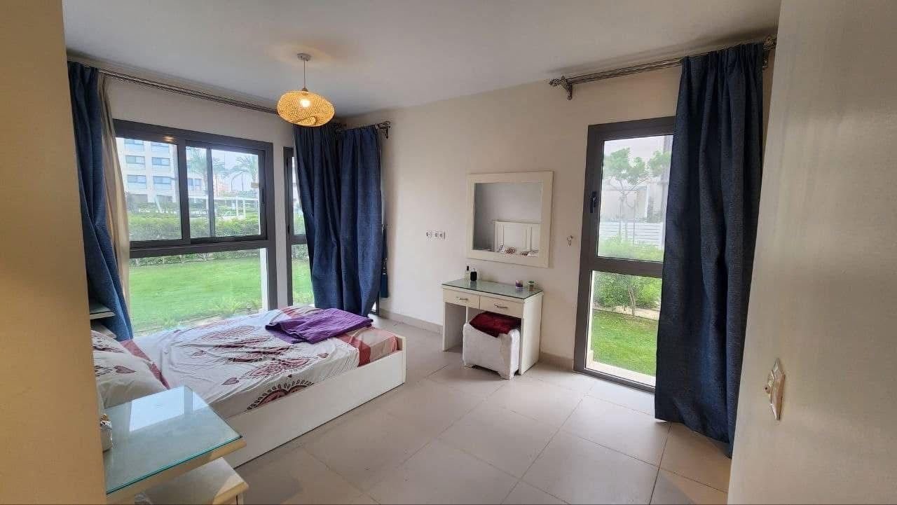 Bedroom overlooking the garden, Marassi Marina 2 North Coast chalet for rent | غرفة تطل على الحديقة، شاليه للإيجار في مراسي مارينا 2 الساحل الشمالي