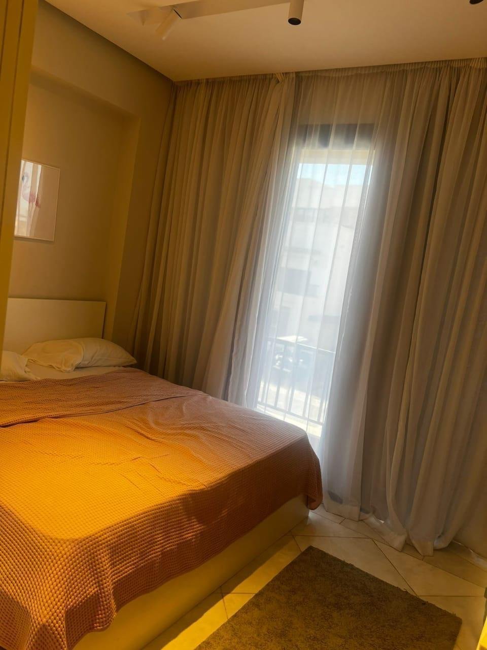142-marassi-blanca-twin-316-07 Bedroom with double bed, twin house for rent in Marassi Blanca, North Coast | غرفة نوم بسرير مزدوج، توين هاوس للإيجار في مراسي بلانكا، الساحل الشمالي