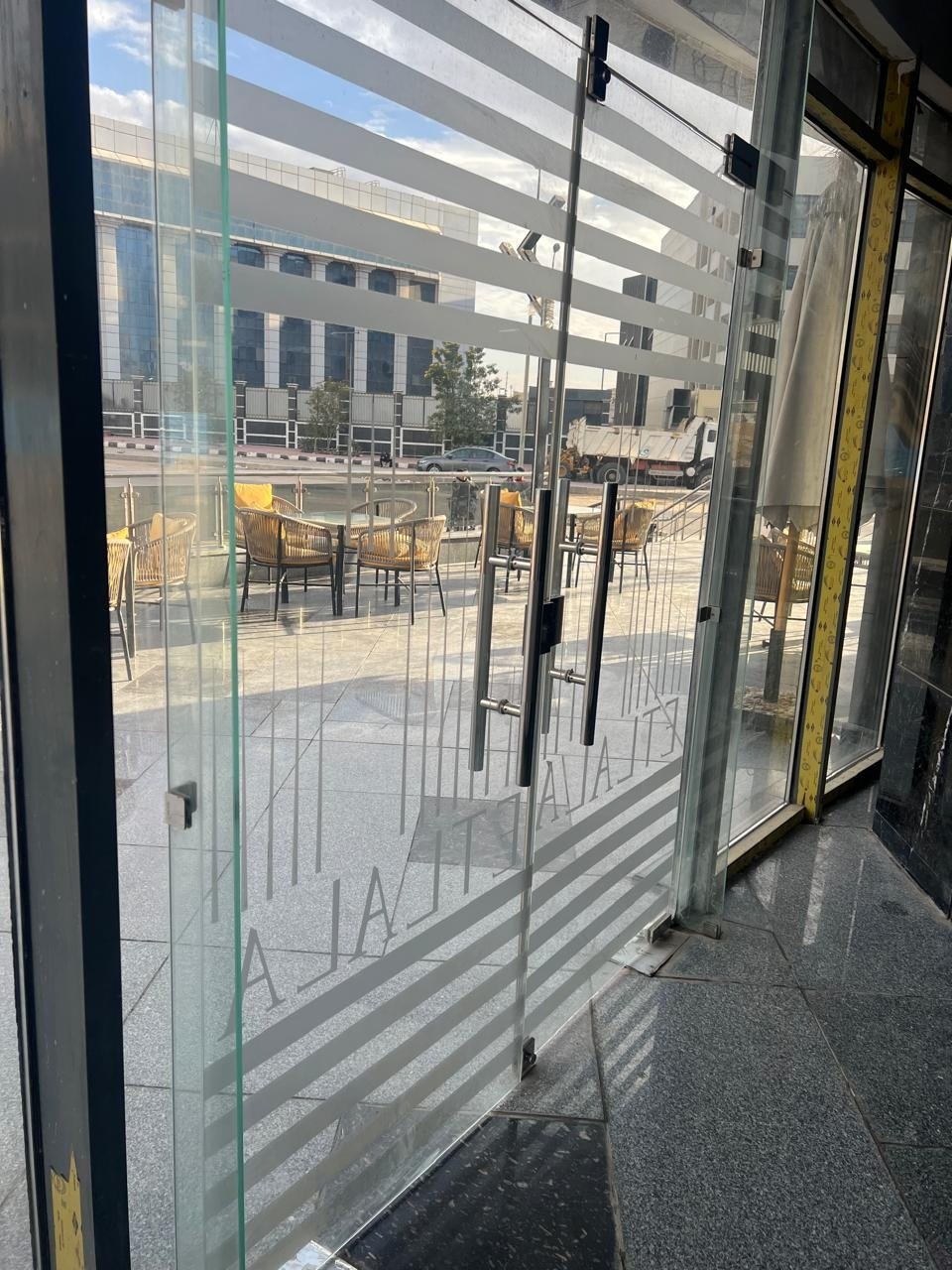 15-90-walk-shops-sale-231-04 Street view through the mall entrance glazing, Fifth Settlement, New Cairo, shops for sale | فيو الشارع من زجاج مدخل المول، التجمع الخامس، القاهرة الجديدة، محلات للبيع