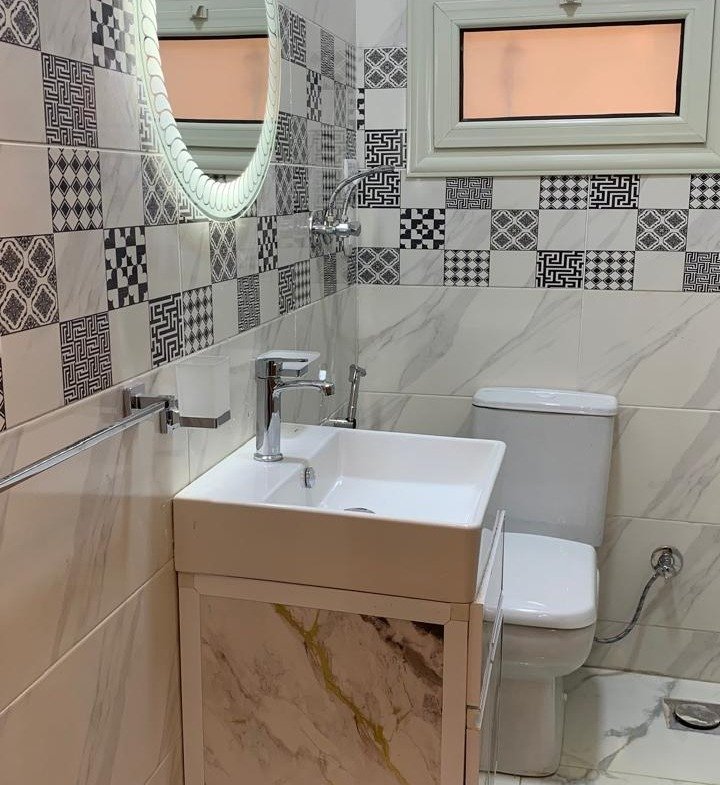 Bathroom with vanity, furnished apartment for rent in El-Andalos, Fifth Settlement | حمام بوحدة حوض، شقة مفروشة للإيجار في الأندلس بالتجمع الخامس
