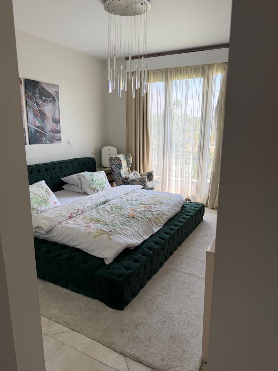 Master bedroom with green bed, Marassi Blanca villa for sale | غرفة ماستر بسرير أخضر، فيلا للبيع في مراسي بلانكا