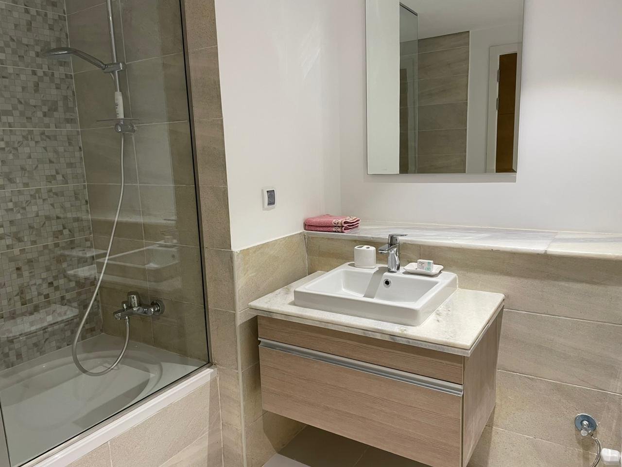 15-marassi-marina-281-22 Bathroom vanity and mirror, second-floor chalet for rent in Marassi Marina 1, Sidi Abd El Rahman, North Coast - R&C Estate | حوض الحمام والمرآة، شاليه دور ثانٍ للإيجار في مراسي مارينا 1، سيدي عبد الرحمن، الساحل الشمالي - R&C Estate