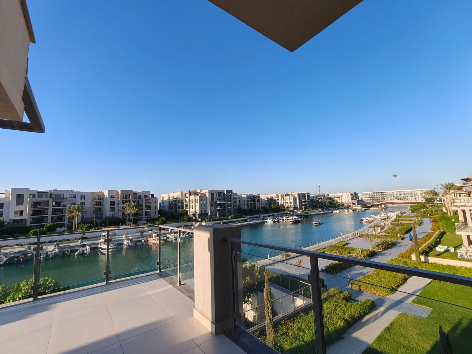 Canal-facing terrace, Marassi Marina 2 chalet for rent | تراس مطل على القناة، شاليه للإيجار في مراسي مارينا 2