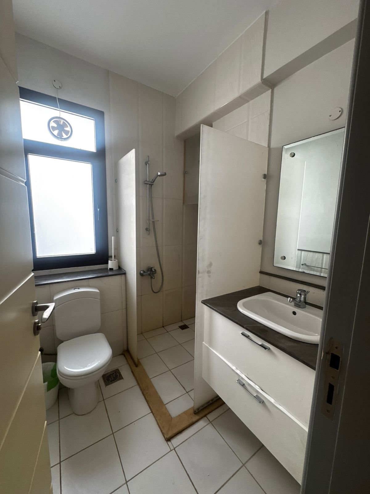 154-marassi-blanca-twin-sale-321-09 Bathroom with vanity and shower, twin house for sale in Marassi Blanca, North Coast | حمام بحوض ودش، توين هاوس للبيع في مراسي بلانكا، الساحل الشمالي