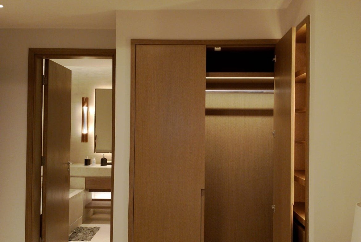 Wardrobe and passage to the bathroom in Marassi, North Coast