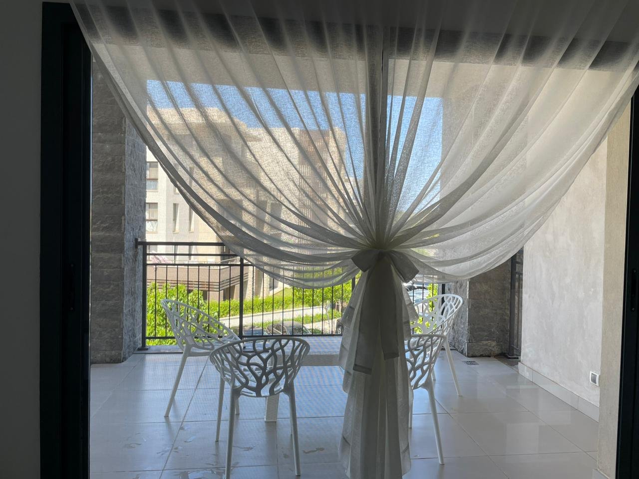 16-marassi-marina-281-23 Furnished terrace through open curtains, second-floor chalet for rent in Marassi Marina 1, Sidi Abd El Rahman, North Coast - R&C Estate | تراس مفروش من خلال الستائر المفتوحة، شاليه دور ثانٍ للإيجار في مراسي مارينا 1، سيدي عبد الرحمن، الساحل الشمالي - R&C Estate