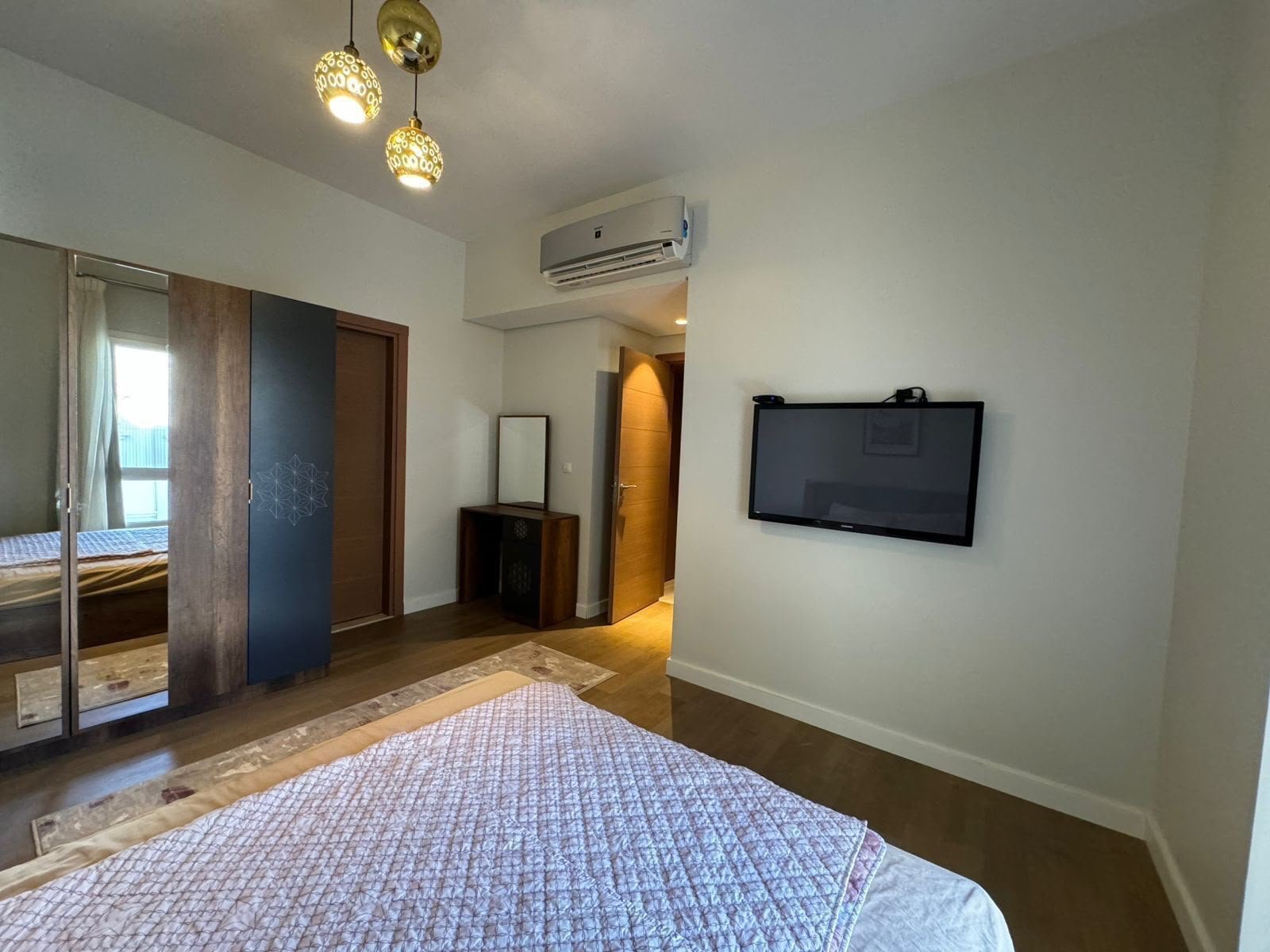 16-mivida-boulevard-apartment-rent-328-06 Bedroom with television, apartment for rent in Mivida Boulevard, New Cairo | غرفة نوم مع تلفزيون، شقة للإيجار في ميفيدا البوليفارد، القاهرة الجديدة