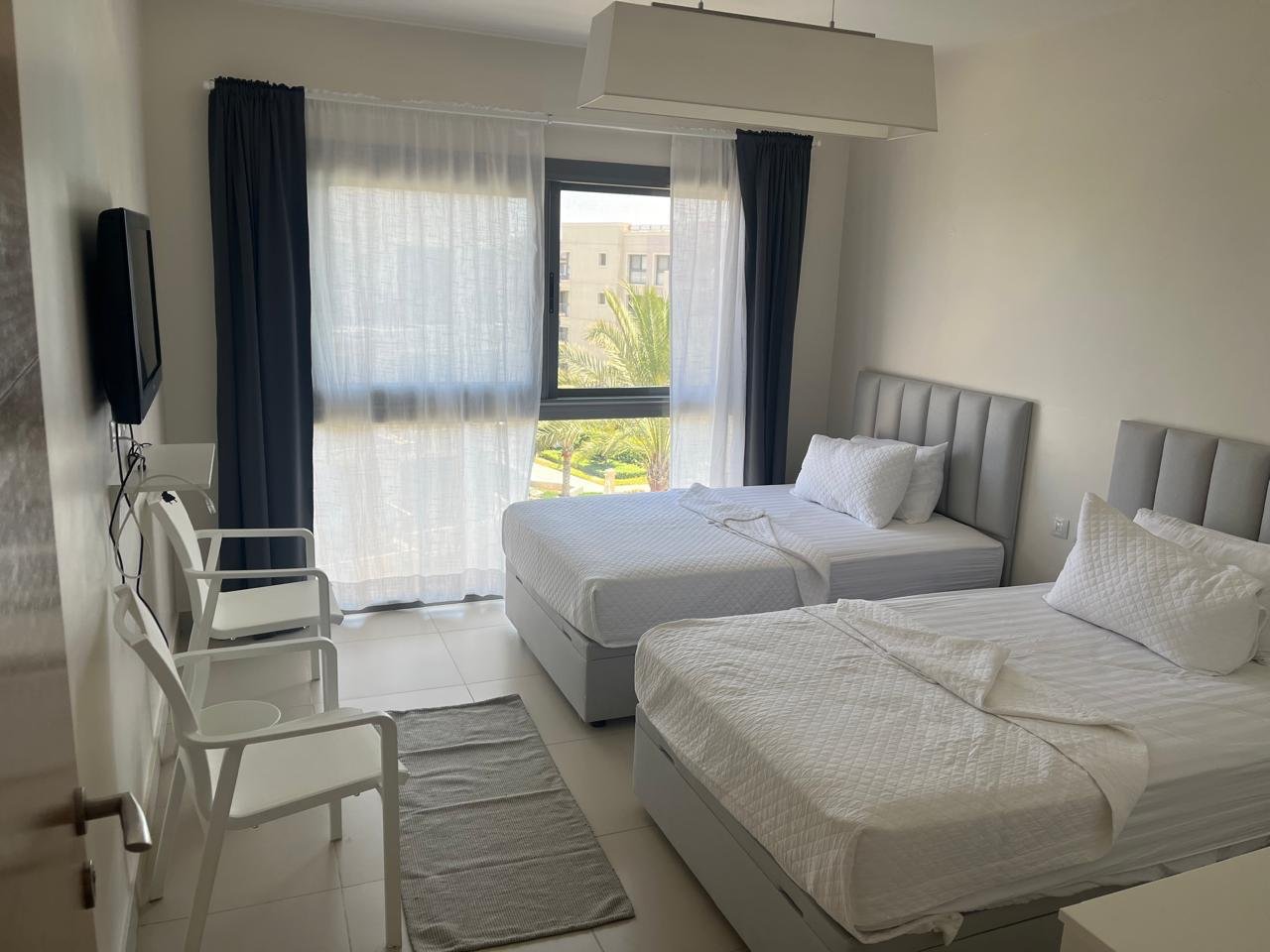 Bedroom with twin beds, chalet for sale in Marassi Marina 2, North Coast | غرفة نوم بسريرين، شاليه للبيع في مراسي مارينا 2، الساحل الشمالي