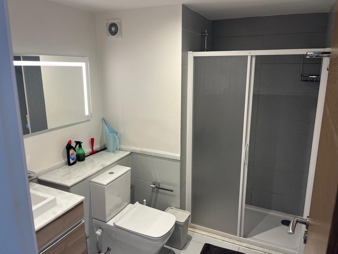 Bathroom with enclosed shower, chalet for sale in Marassi Marina 2, North Coast | حمام بدش مغلق، شاليه للبيع في مراسي مارينا 2، الساحل الشمالي