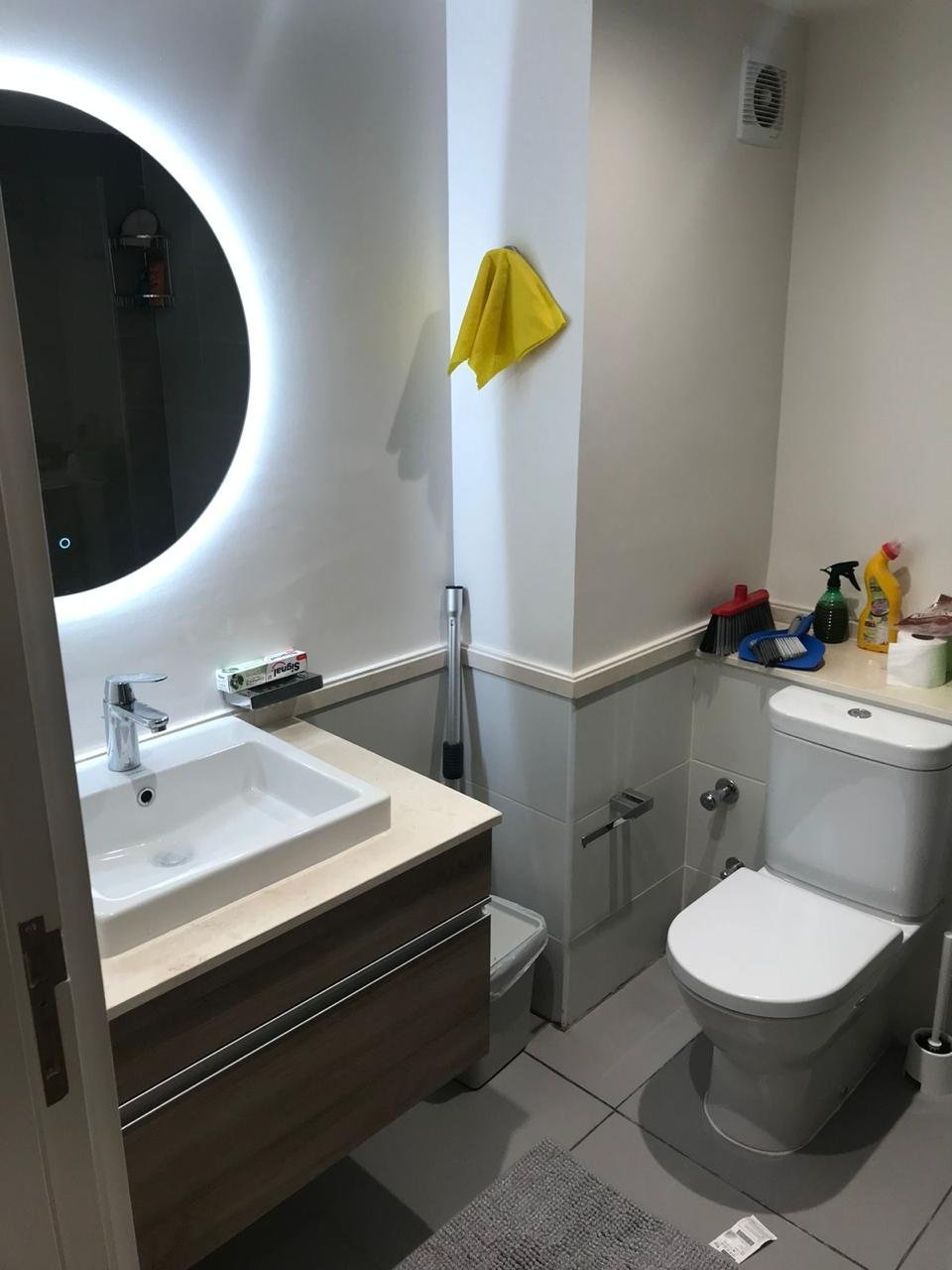 Another bathroom with round mirror, chalet for sale in Marassi Marina 2, North Coast | حمام آخر بمرآة دائرية، شاليه للبيع في مراسي مارينا 2، الساحل الشمالي