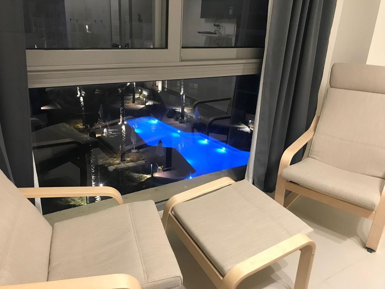 Night pool view from bedroom, chalet for sale in Marassi Marina 2, North Coast | فيو حمام السباحة ليلاً من غرفة النوم، شاليه للبيع في مراسي مارينا 2، الساحل الشمالي