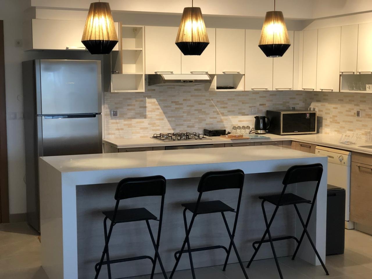 Equipped kitchen with breakfast counter, chalet for sale in Marassi Marina 1, North Coast | مطبخ مجهز مع كاونتر إفطار، شاليه للبيع في مراسي مارينا 1، الساحل الشمالي