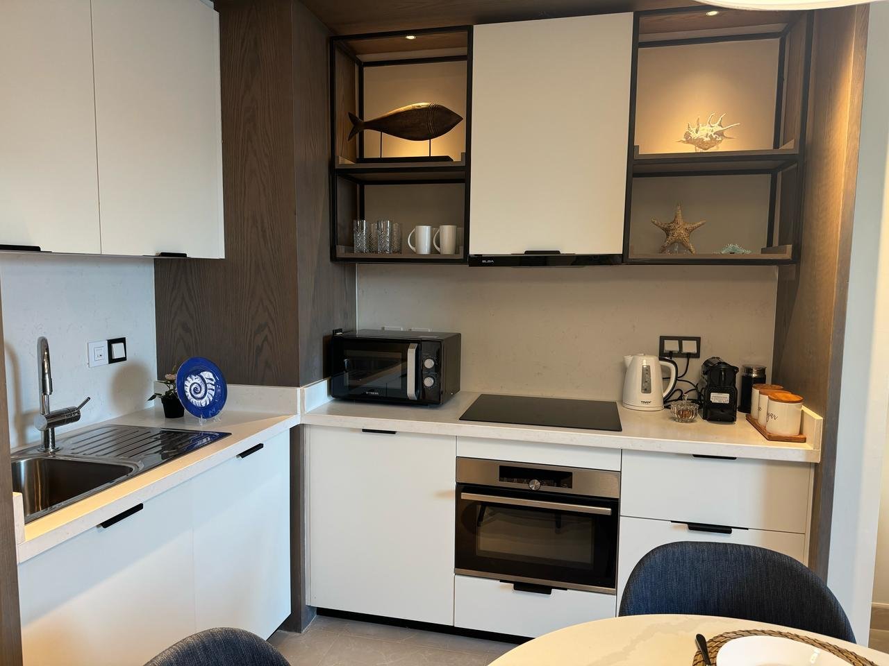 Kitchenette with oven and microwave in Marassi, North Coast