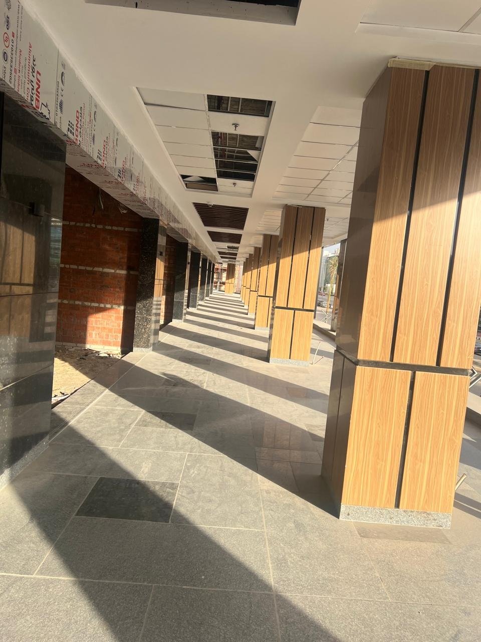 17-90-walk-shops-sale-231-06 Common walkway between shopfronts, Fifth Settlement, New Cairo, shops for sale | الممر المشترك بين واجهات المحلات، التجمع الخامس، القاهرة الجديدة، محلات للبيع