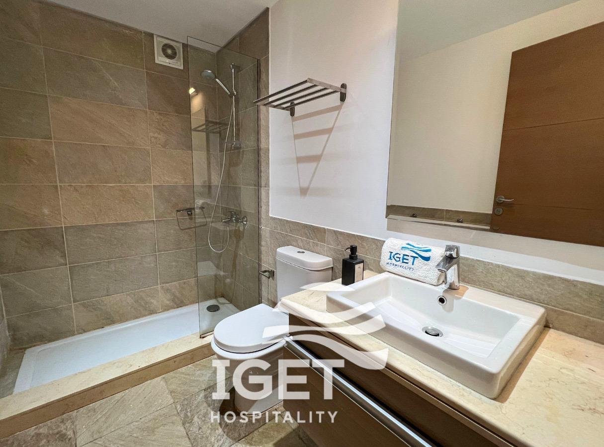 Bathroom with bathtub and vanity, chalet for sale in Marassi Marina 1, North Coast | حمام بحوض استحمام ومغسلة، شاليه للبيع في مراسي مارينا 1، الساحل الشمالي