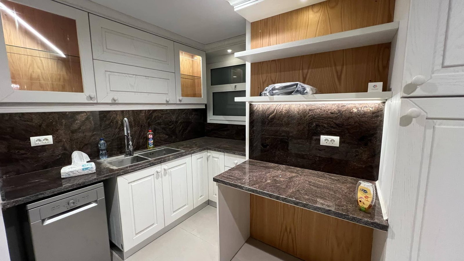 179-mivida-boulevard-apartment-rent-324-04 Equipped kitchen with sink, apartment for rent in Mivida Boulevard, New Cairo | مطبخ مجهز مع حوض، شقة للإيجار في ميفيدا البوليفارد، القاهرة الجديدة