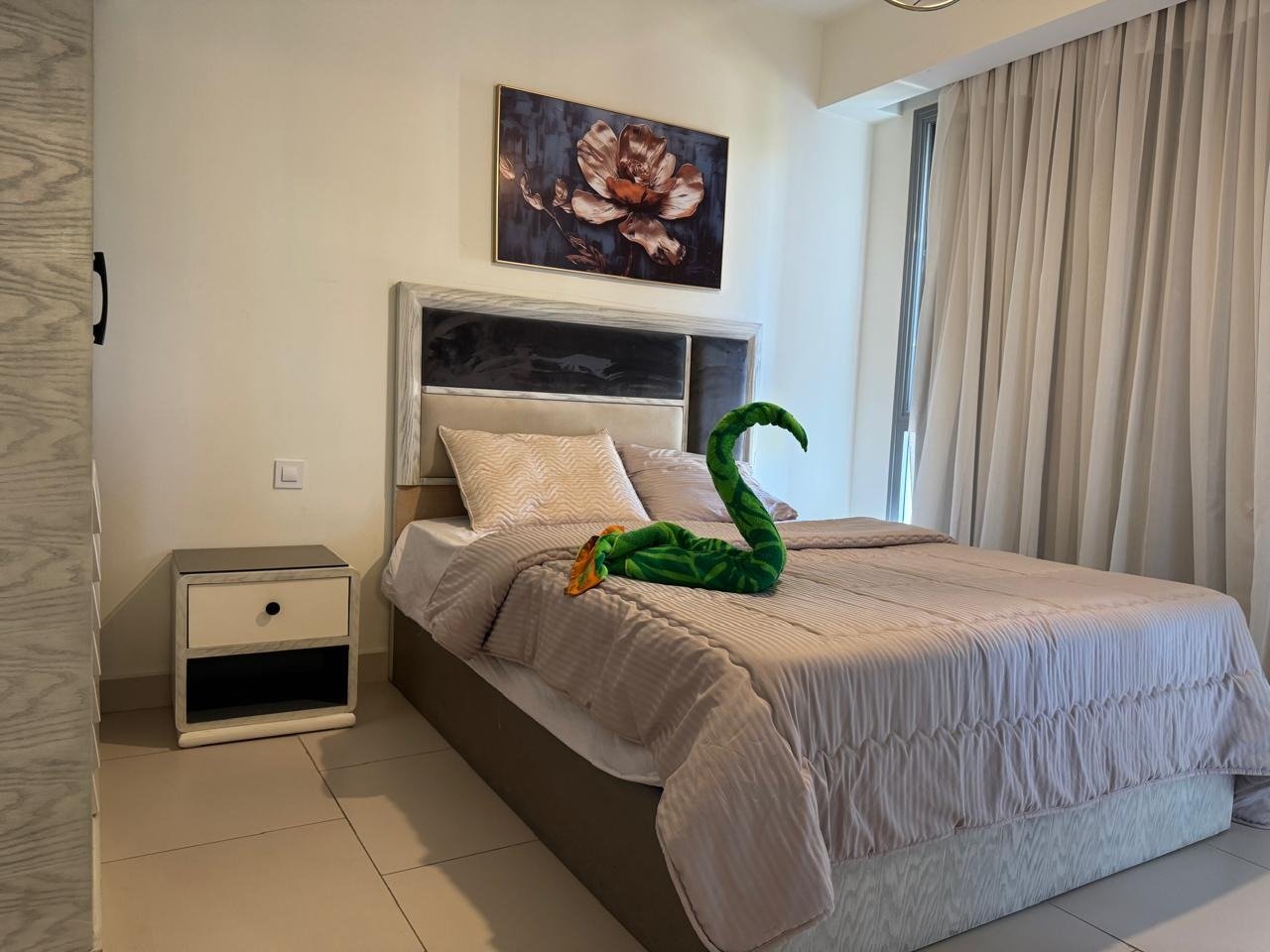 18-marassi-lia-299-07 Bedroom with a double bed, chalet for rent in Marassi Lia, North Coast | غرفة نوم بسرير مزدوج، شاليه للإيجار في مراسي ليا، الساحل الشمالي