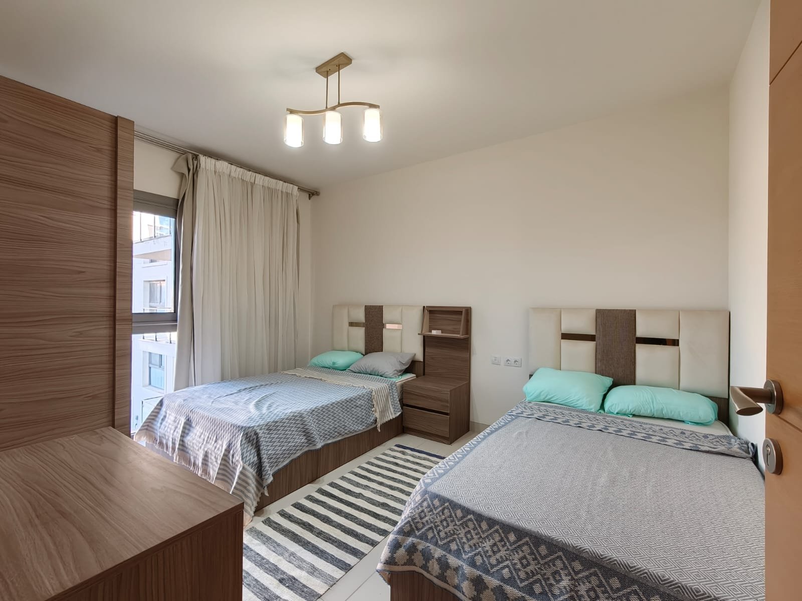 First twin bedroom, Marassi Marina 2 chalet for rent | غرفة أولى بسريرين، شاليه للإيجار في مراسي مارينا 2
