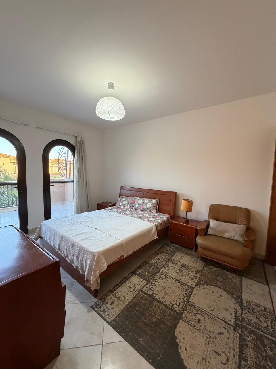 18-marassi-verona-295-07 Bedroom seating and double bed, villa for rent in Marassi Verona, North Coast | غرفة نوم بسرير مزدوج وجلسة، فيلا للإيجار في مراسي فيرونا، الساحل الشمالي