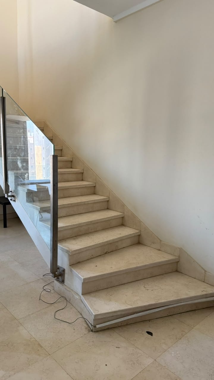 18-the-village-penthouse-sale-442-08 Indoor staircase, The Village penthouse for sale | سلم داخلي، بنتهاوس للبيع في ذا فيلدج