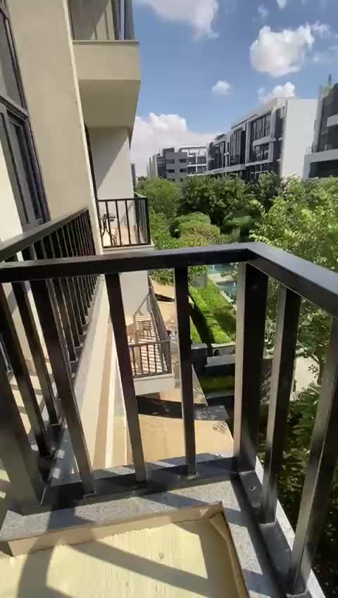 Terrace and compound view, apartment for sale in Waterway 1, New Cairo | التراس وإطلالة الكمبوند، شقة للبيع في واتر واي 1، القاهرة الجديدة