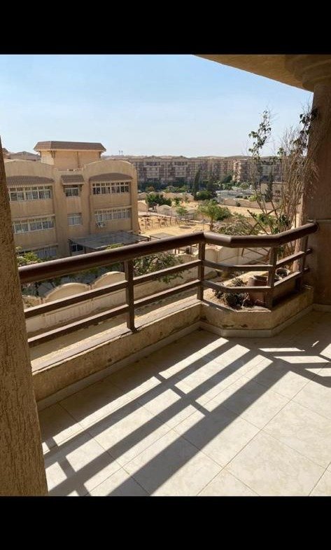 بلكونة مشمسة بإطلالة على مبانٍ منخفضة - شقة في الرحاب، القاهرة
