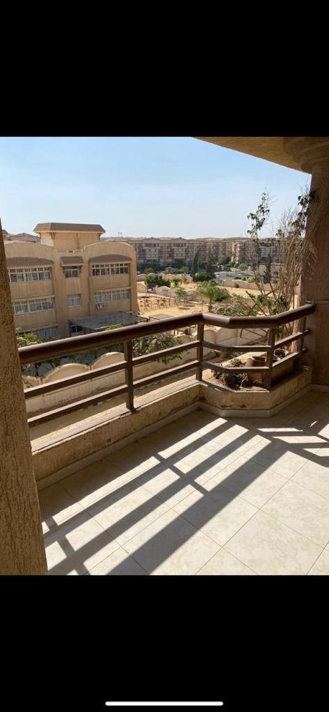 2-bedroom-apartment-for-rent-in-al-rehab-new-cairo-balcony-garden-view بلكونة مشمسة بإطلالة على مبانٍ منخفضة - شقة في الرحاب، القاهرة