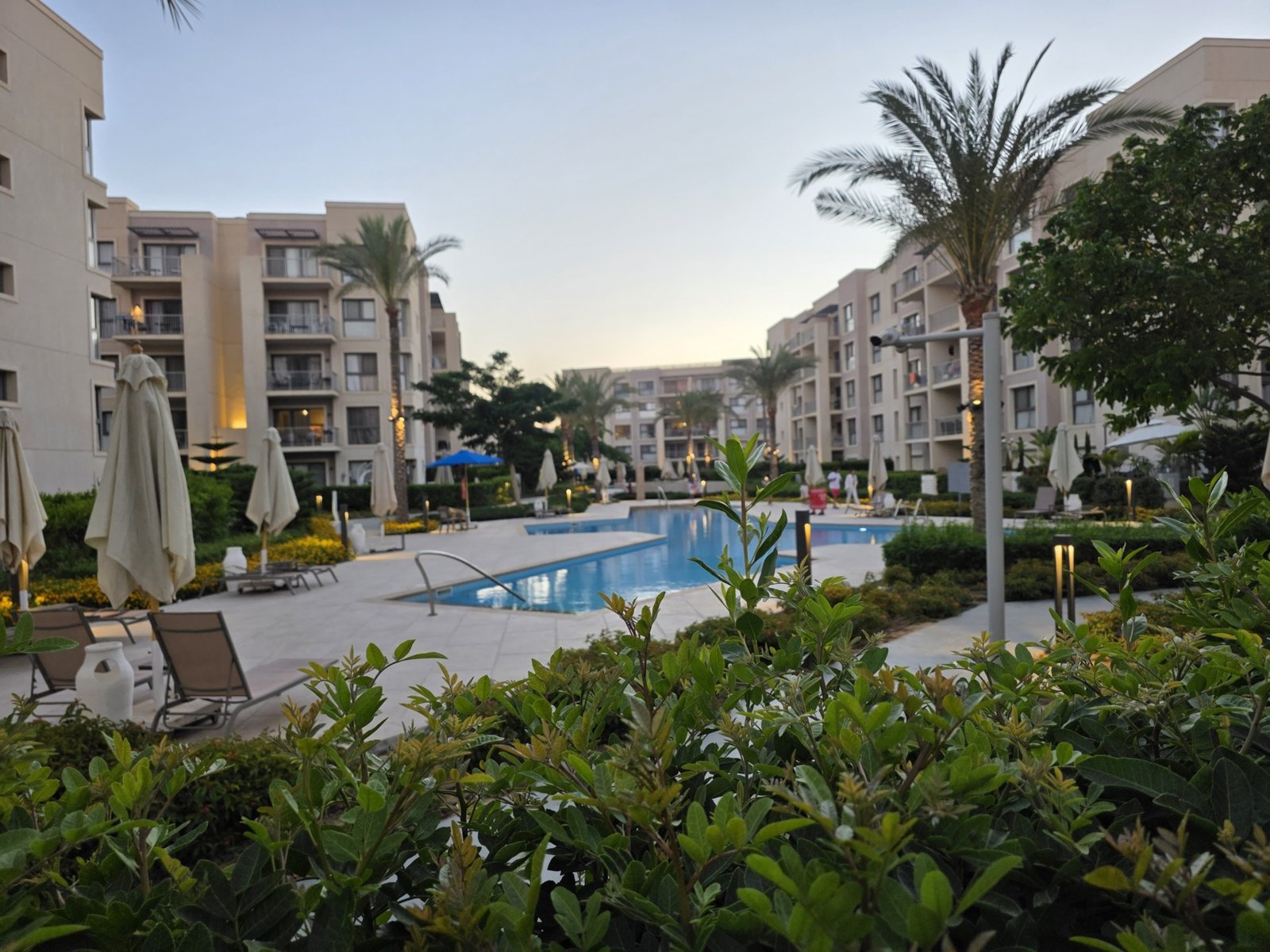 Pool view between the buildings, chalet for rent in Marassi Marina 1, North Coast | إطلالة حمام السباحة بين المباني، شاليه للإيجار في مراسي مارينا 1، الساحل الشمالي