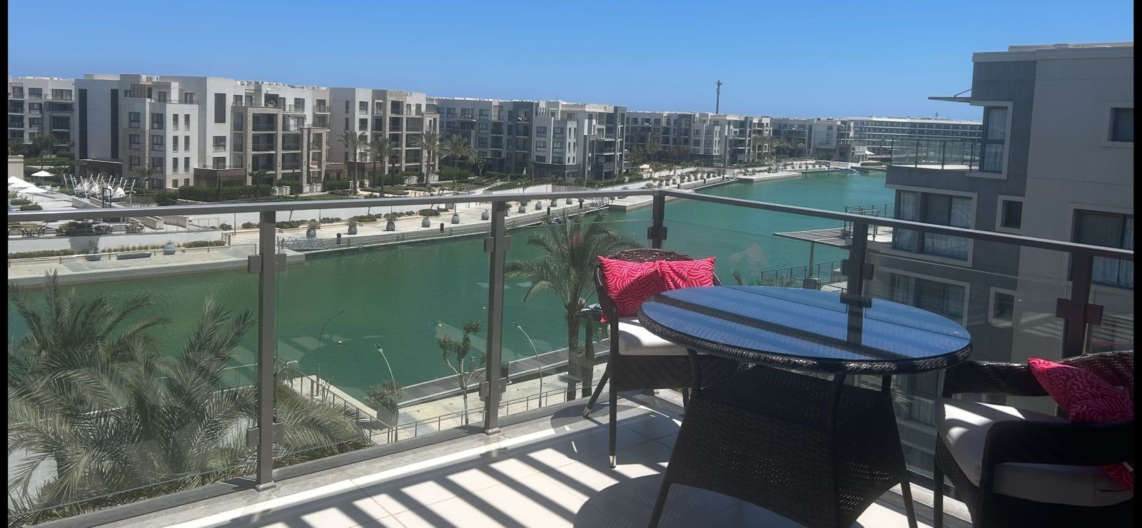 Terrace overlooking the marina, chalet for rent in Marassi Marina Views, North Coast | تراس مطل على المارينا، شاليه للإيجار في مراسي مارينا فيوز، الساحل الشمالي