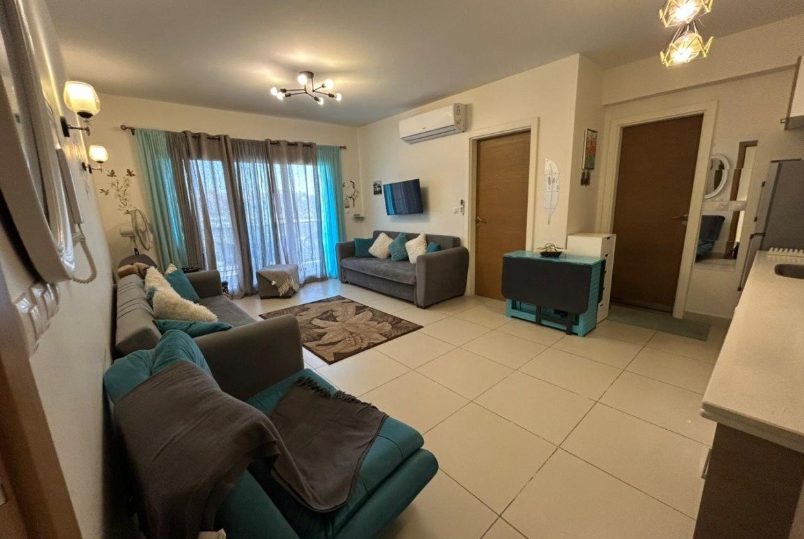 Furnished living and dining space, Marassi Marina 2 North Coast chalet for rent | المعيشة والسفرة المفروشة، شاليه للإيجار في مراسي مارينا 2 الساحل الشمالي