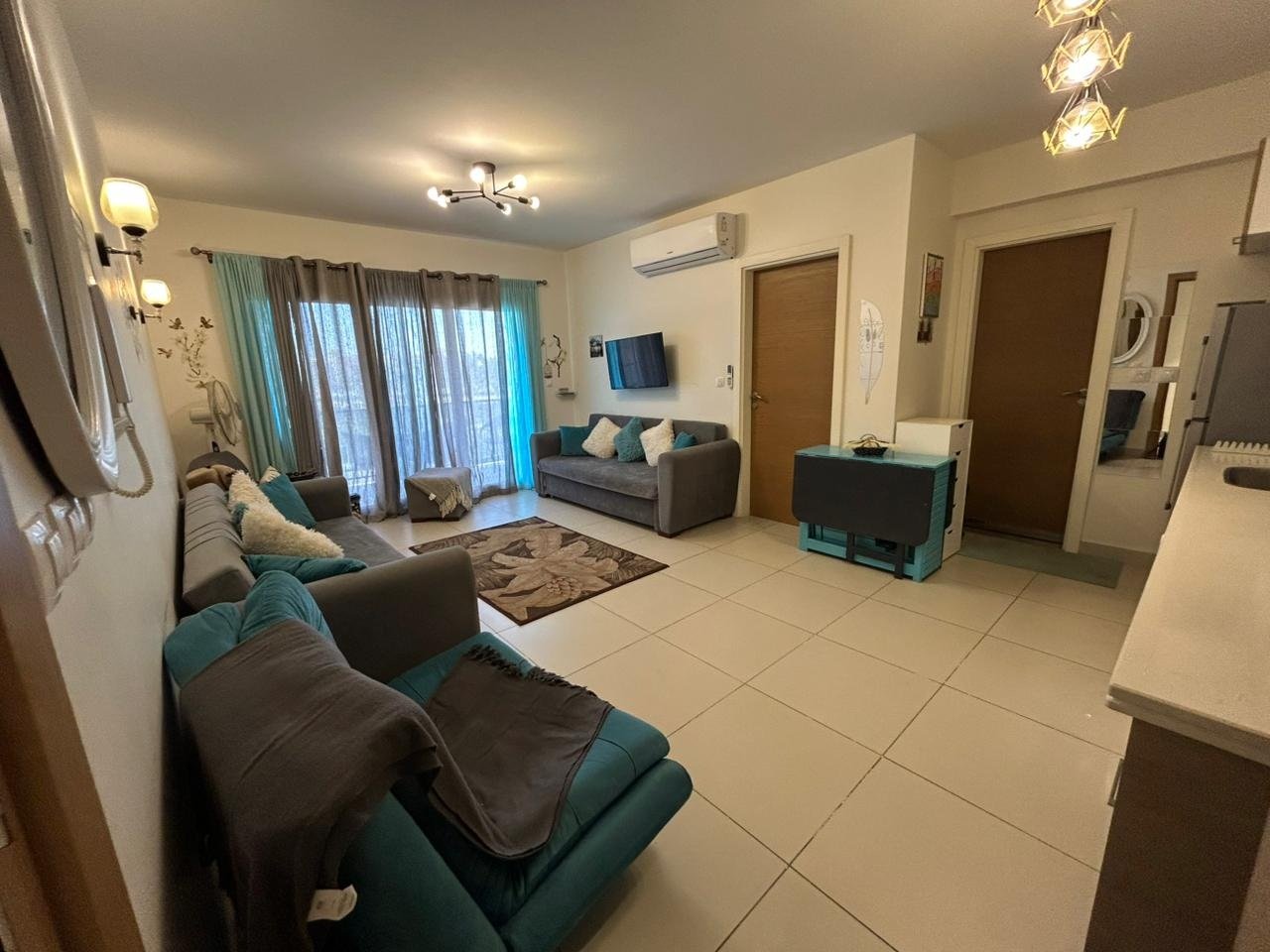 Furnished living and dining space, Marassi Marina 2 North Coast chalet for rent | المعيشة والسفرة المفروشة، شاليه للإيجار في مراسي مارينا 2 الساحل الشمالي