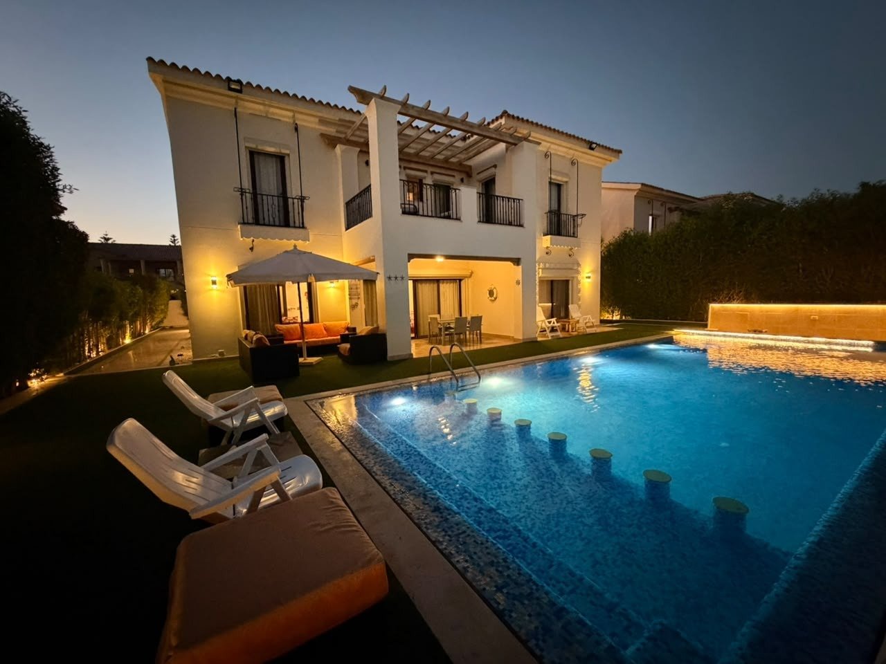 2-marassi-victoria-291-01 Villa and illuminated pool at dusk, villa for rent in Marassi Victoria, North Coast | الفيلا وحمام السباحة المضاء مساءً، فيلا للإيجار في مراسي فيكتوريا، الساحل الشمالي