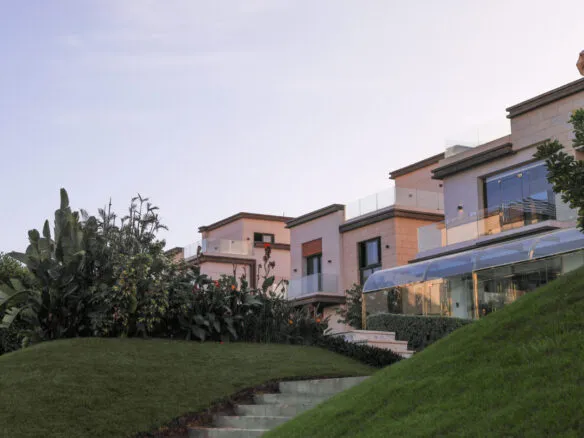 Delivered townhouse facades and gardens in Azzar compound 5th Settlement | واجهات تاون هاوس مُسلمة وحدائق في كمبوند أزار التجمع الخامس