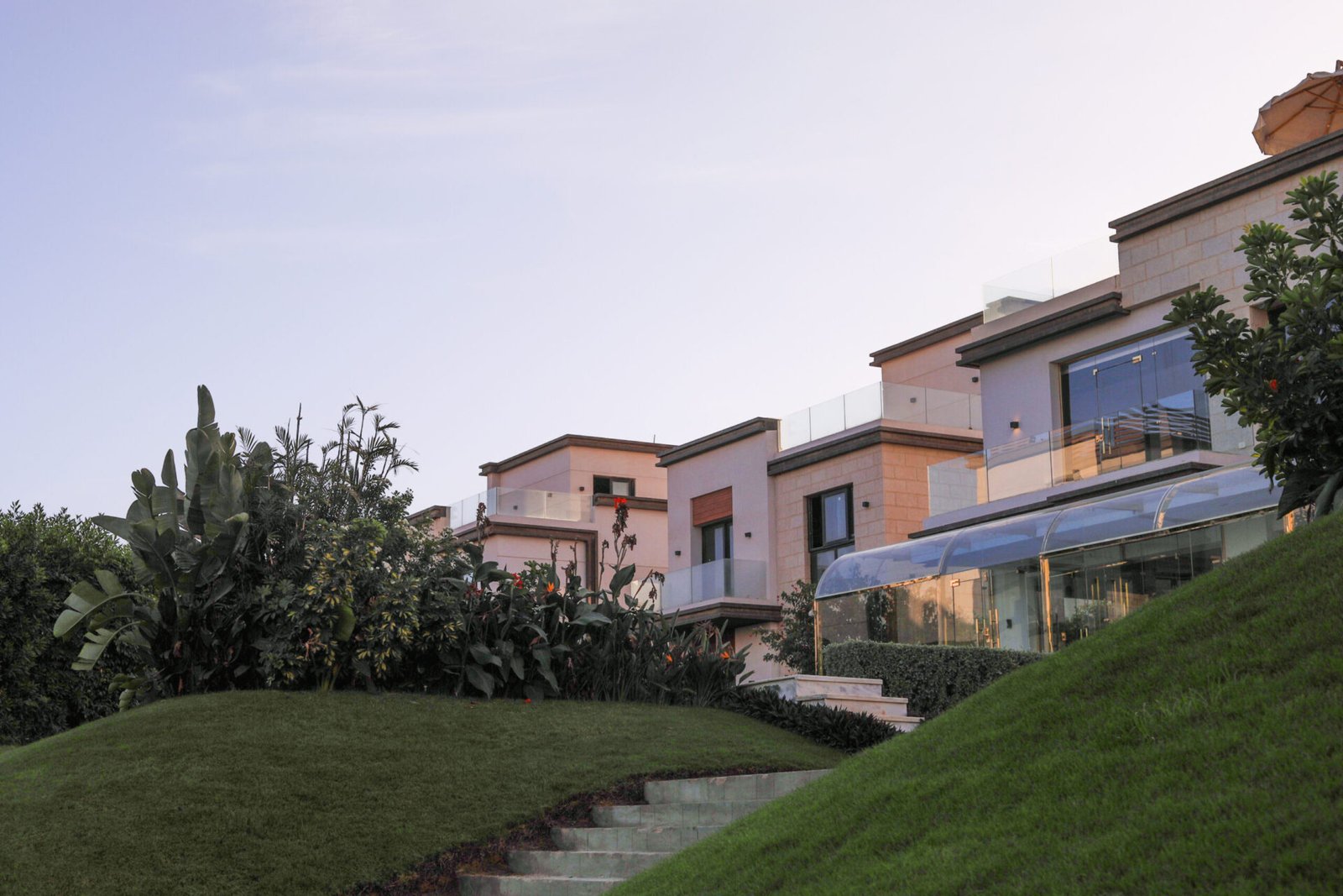 Azzar New Cairo compound – villa and landscaping (real community photo) | صورة حقيقية لكمبوند أزار التجمع الخامس – فيلات ولاندسكيب فيلات وحدائق أزار، التجمع الخامس، القاهرة الجديدة - صورة عامة للمشروع وليست التاون هاوس المعروض للبيع