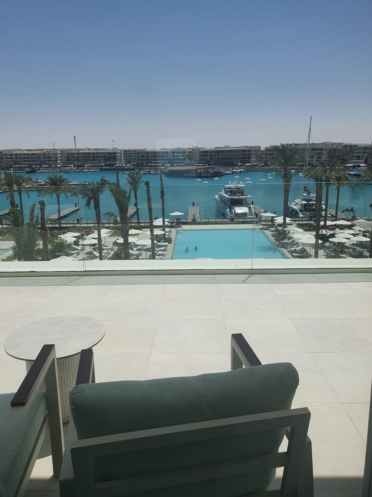 Terrace overlooking the marina, apartment for rent in Vida Marassi, North Coast | تراس بإطلالة على المارينا، شقة للإيجار في فيدا مراسي، الساحل الشمالي
