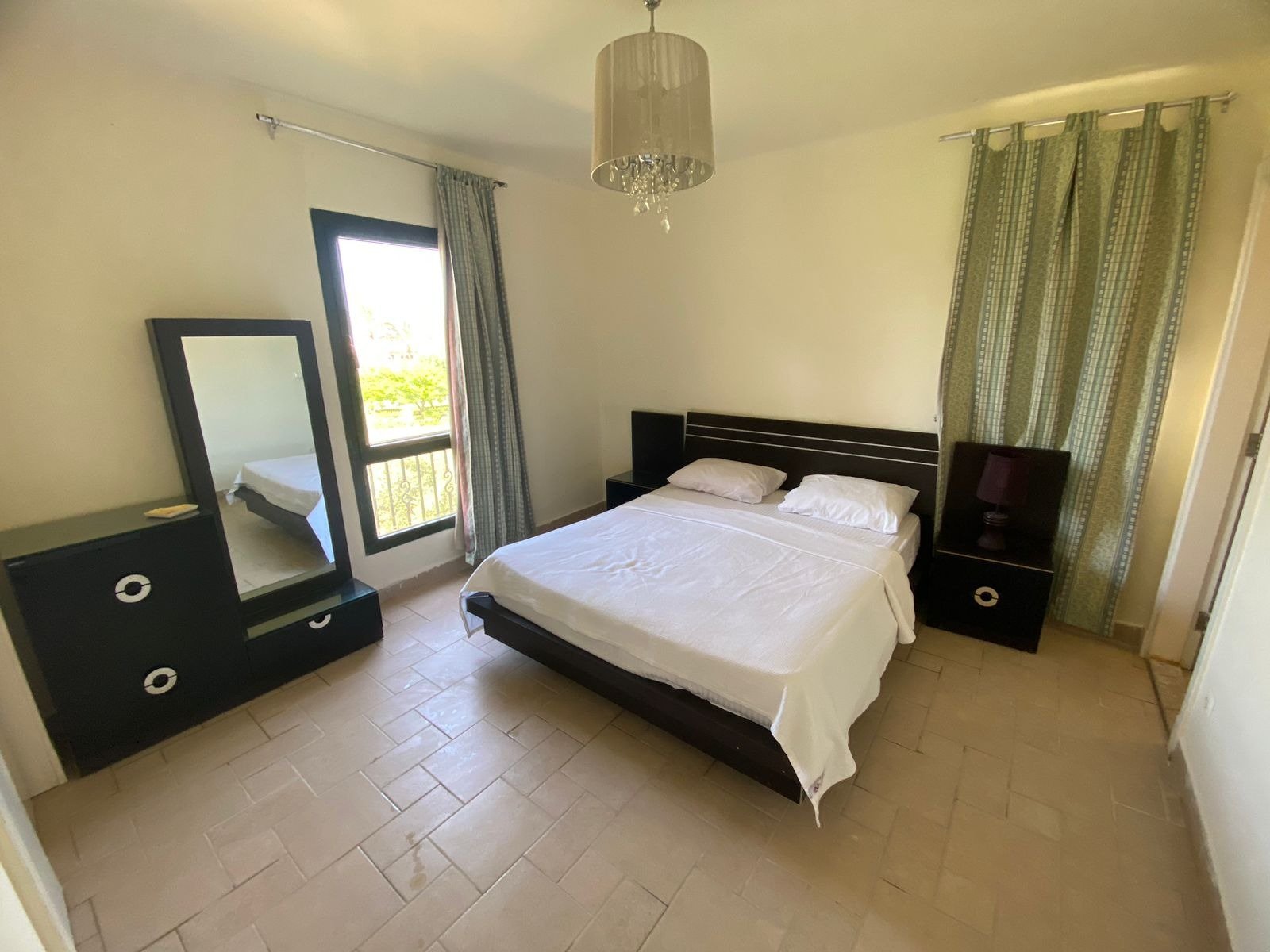 Bedroom with double bed and window, chalet for rent in Marassi Catania, North Coast | غرفة نوم بسرير مزدوج ونافذة، شاليه للإيجار في مراسي كاتانيا، الساحل الشمالي