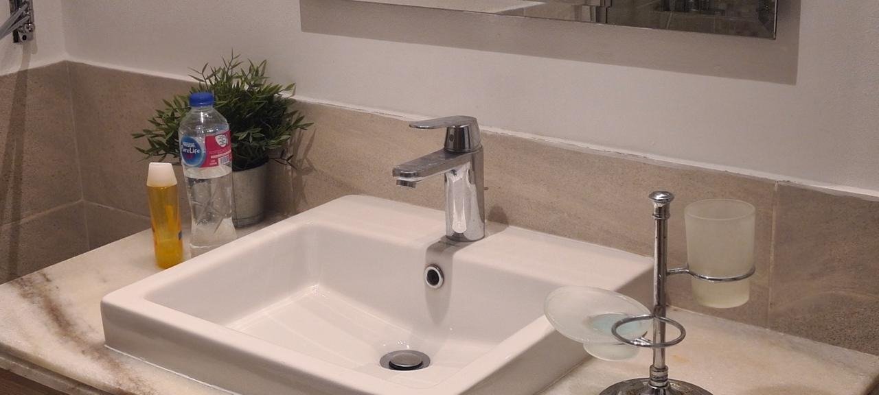 20-marassi-marina-292-09 Bathroom washbasin and mirror, chalet for rent in Marassi Marina 1, North Coast | حوض ومرآة الحمام، شاليه للإيجار في مراسي مارينا 1، الساحل الشمالي