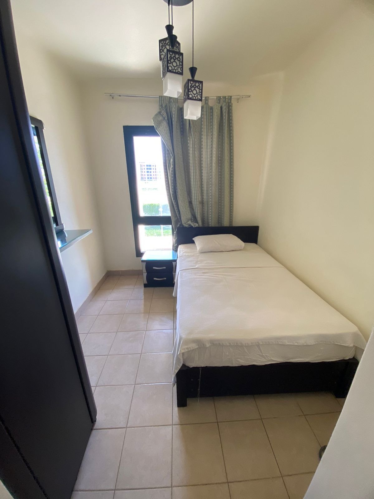 Bedroom with single bed, chalet for rent in Marassi Catania, North Coast | غرفة نوم بسرير فردي، شاليه للإيجار في مراسي كاتانيا، الساحل الشمالي