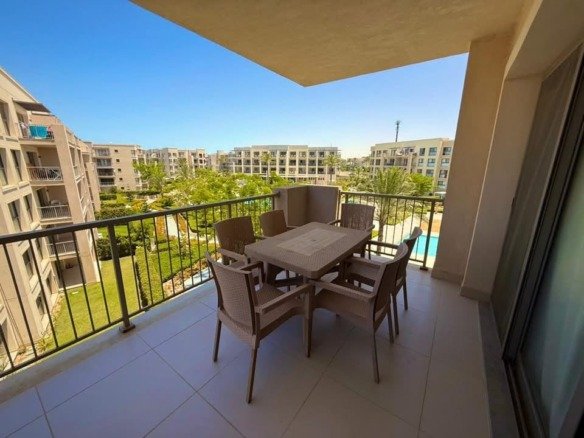 Pool-view terrace with seating, chalet for rent in Marassi Marina 2, North Coast | تراس بإطلالة على حمام السباحة مع جلسة، شاليه للإيجار في مراسي مارينا 2، الساحل الشمالي