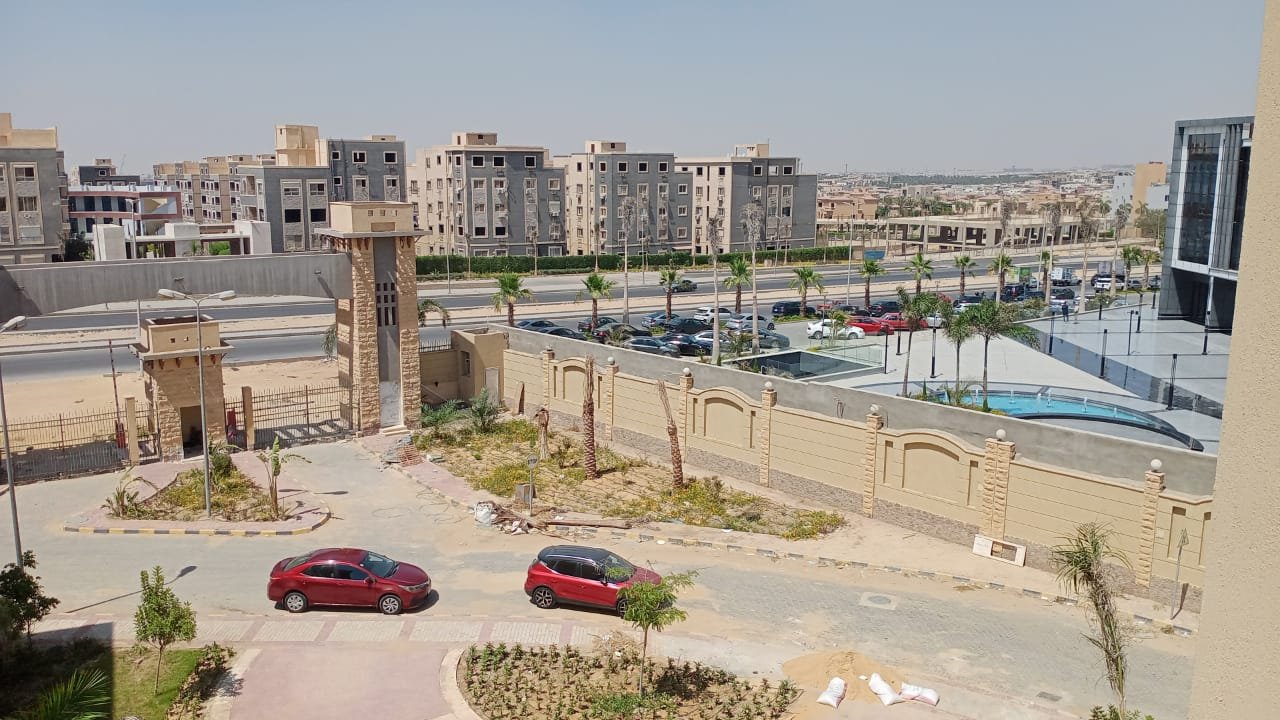 View over the compound, Paradise El Mohandeseen apartment for rent | إطلالة على الكمبوند، شقة للإيجار في براديس المهندسين