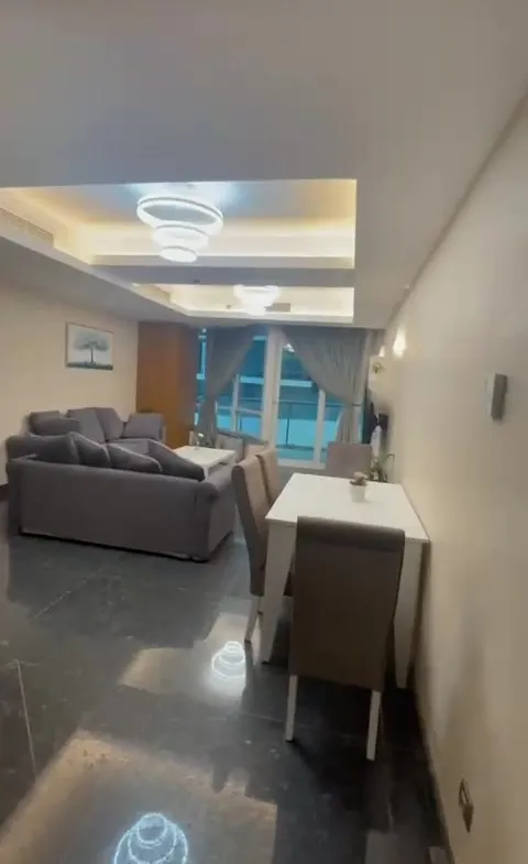 Open living and dining space with a view to the sea - hotel apartment in Marassi