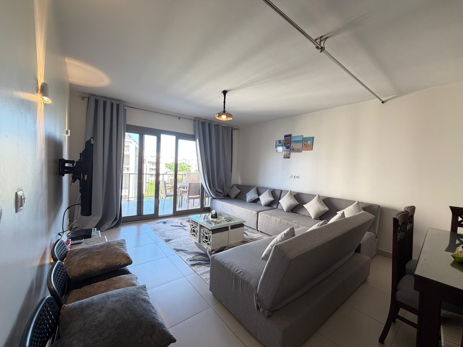 24-marassi-marina-2-300-03 Furnished reception with terrace access, chalet for rent in Marassi Marina 2, North Coast | ريسيبشن مفروش متصل بالتراس، شاليه للإيجار في مراسي مارينا 2، الساحل الشمالي