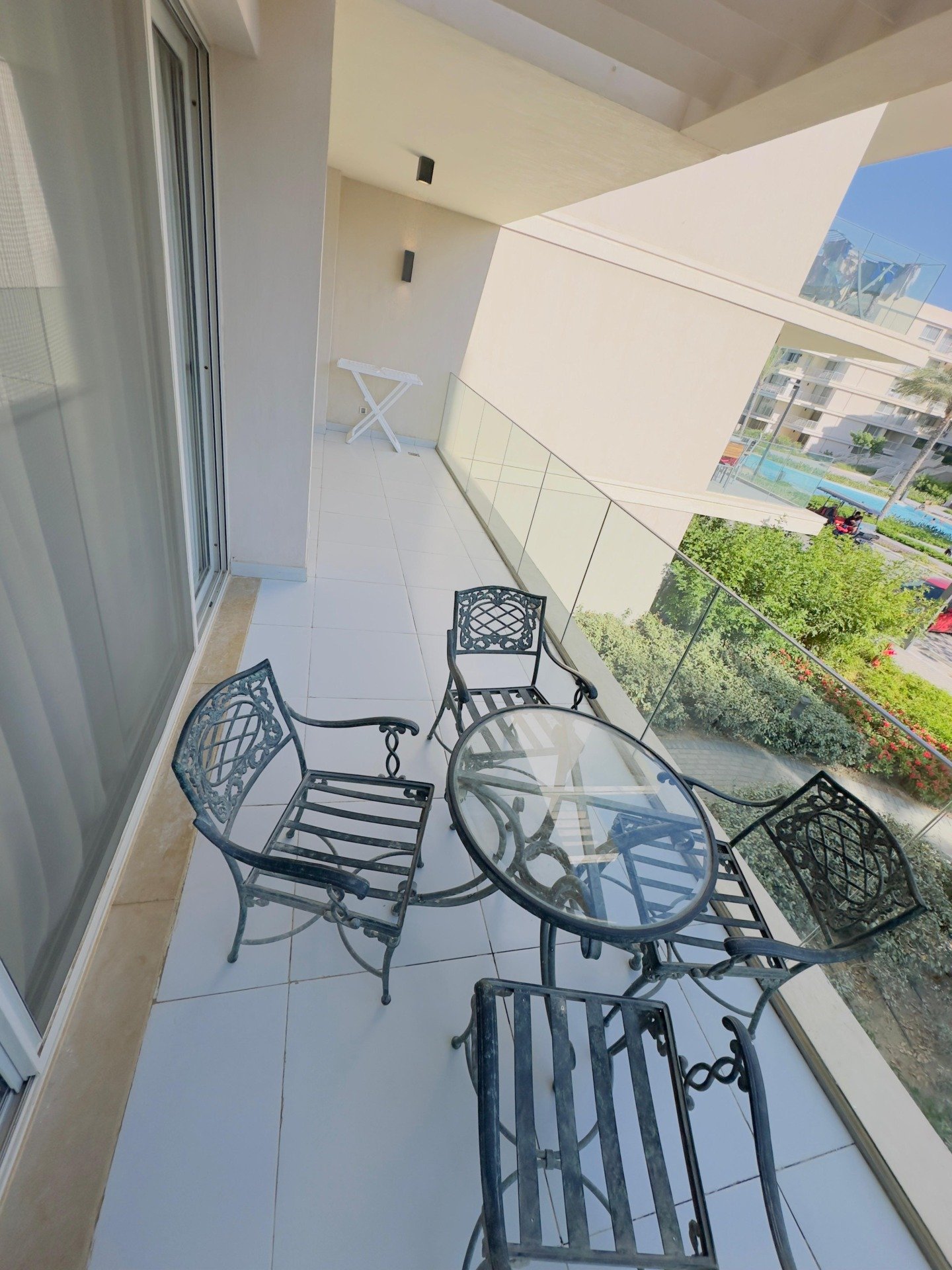 24-marassi-marina-views-293-03 Furnished terrace overlooking the compound, chalet for rent in Marassi Marina Views, North Coast | تراس مفروش بإطلالة على الكمبوند، شاليه للإيجار في مراسي مارينا فيوز، الساحل الشمالي